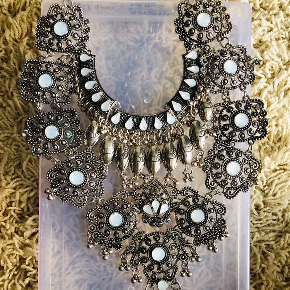 Statement necklace with white rhinestones - Picture 1 of 3